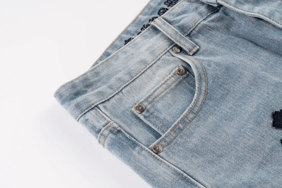 P290 [Evergreen model, top version] Chrome Hearts blue jeans, multi-leather label work jeans, ch jeans. The jeans need to be washed and then disassembled and hand-stitched with sheepskin cross leather and then spliced ​​together. The whole piece has too many craftsmanship to describe. The cabinet price is 12W+ level, patchwork cross flower embellishment, high-waisted washed jeans! ! Absolutely high-end luxury products, 6W+ level god-level items, super popular products, made with top heavy industry, a magic weapon that cannot be missed. About Kroxin This is an extremely luxurious fashion brand, which can also be called the aristocrats of the high street. It has always been an exclusive brand for some hipsters or rich second generation. Compared with ordinary high streets, it is more luxurious and noble. Compared with luxury brands, it has a more fashionable personality and has always been a brand that I have a special liking for. Style number: 1565# Color: blue Size: 28 30 32 34 36